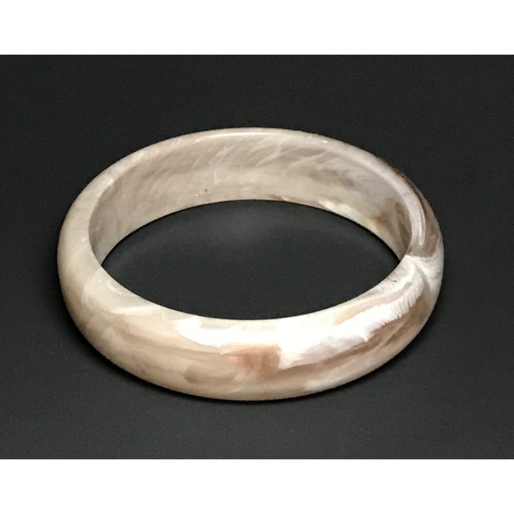 Vintage Marbled Translucent Lucite Bangle Bracelet in White and Metallic Gold - Picture 2 of 6